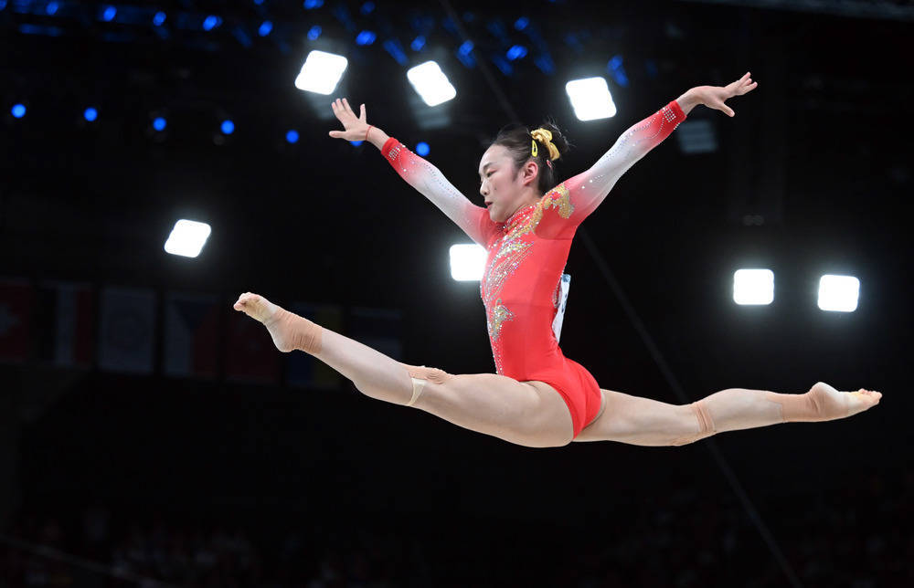 体操颁奖礼上选手露出灿烂笑容