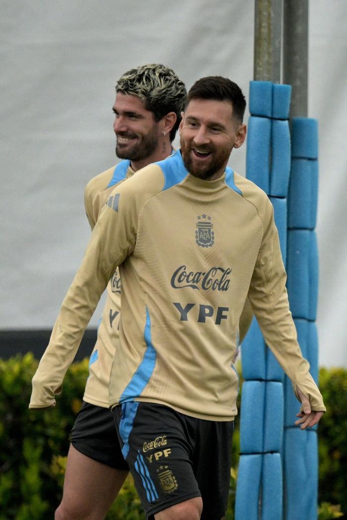 包含玻利维亚篮球联赛冠军产生，赛场激烈角逐的词条