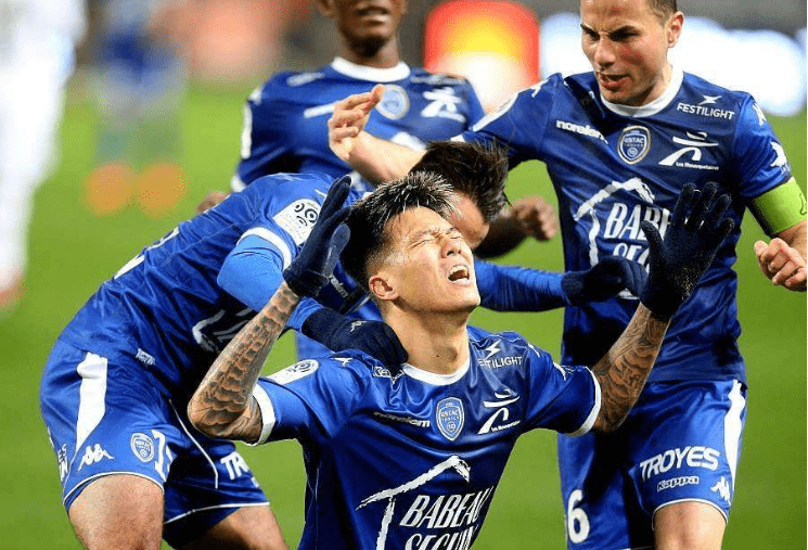 开云体育app-瓦朗谢纳在主场击败亚眠，保持连胜纪录的简单介绍