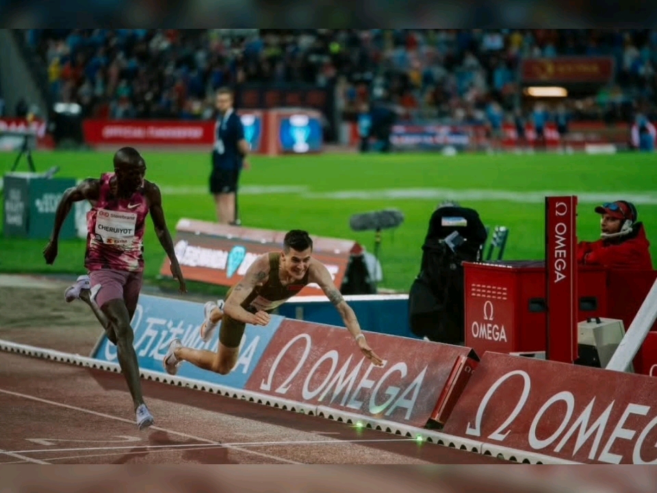 南非田径选手飞驰赛场，夺得冠军