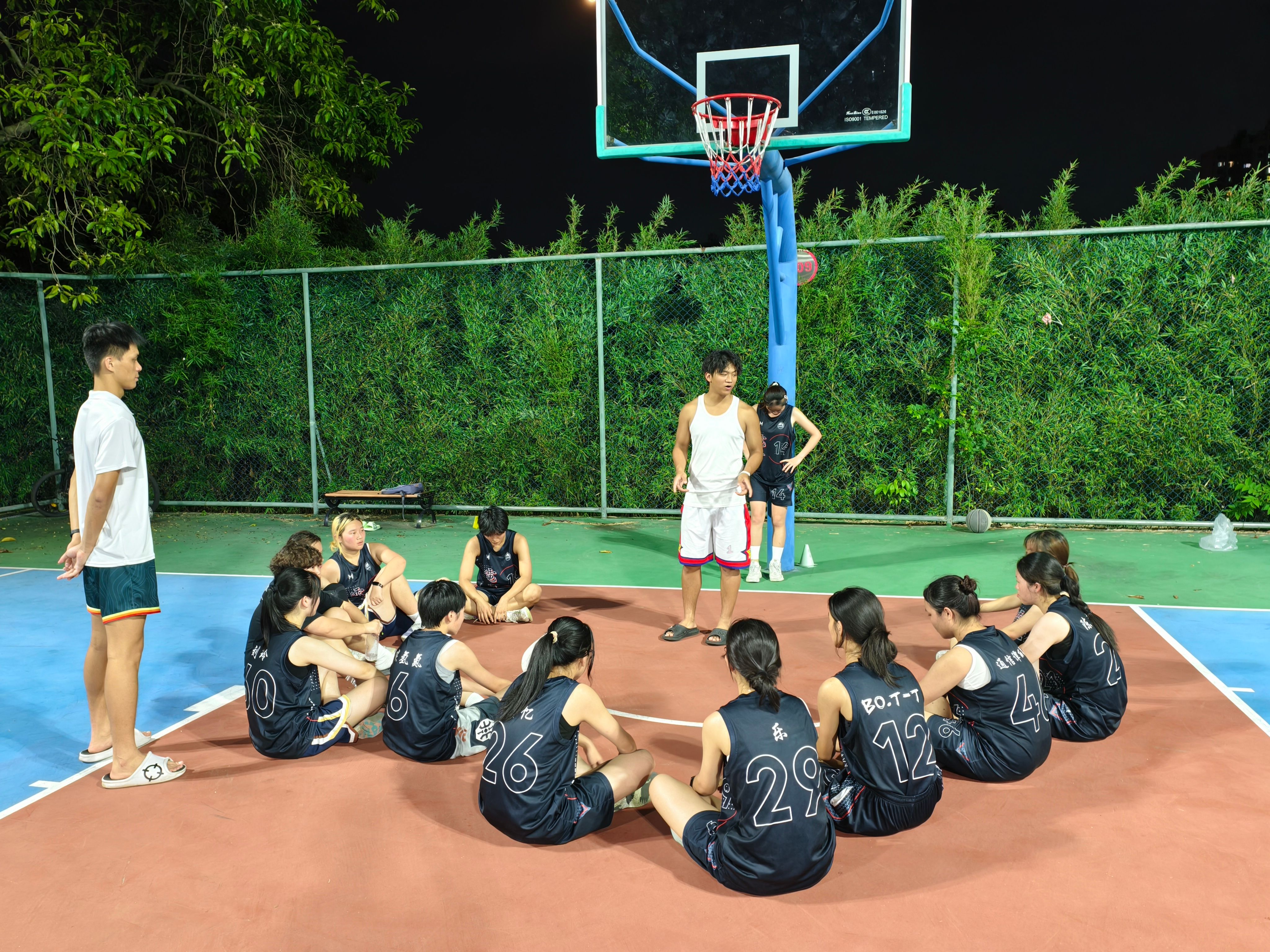 篮球运动员坚持训练不懈提升技术水平