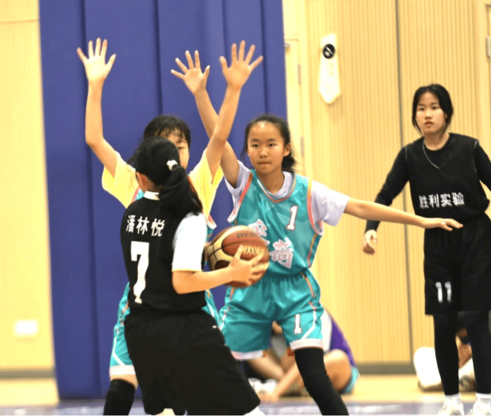 精彩篮球赛事上演，挑战胜负难料的简单介绍