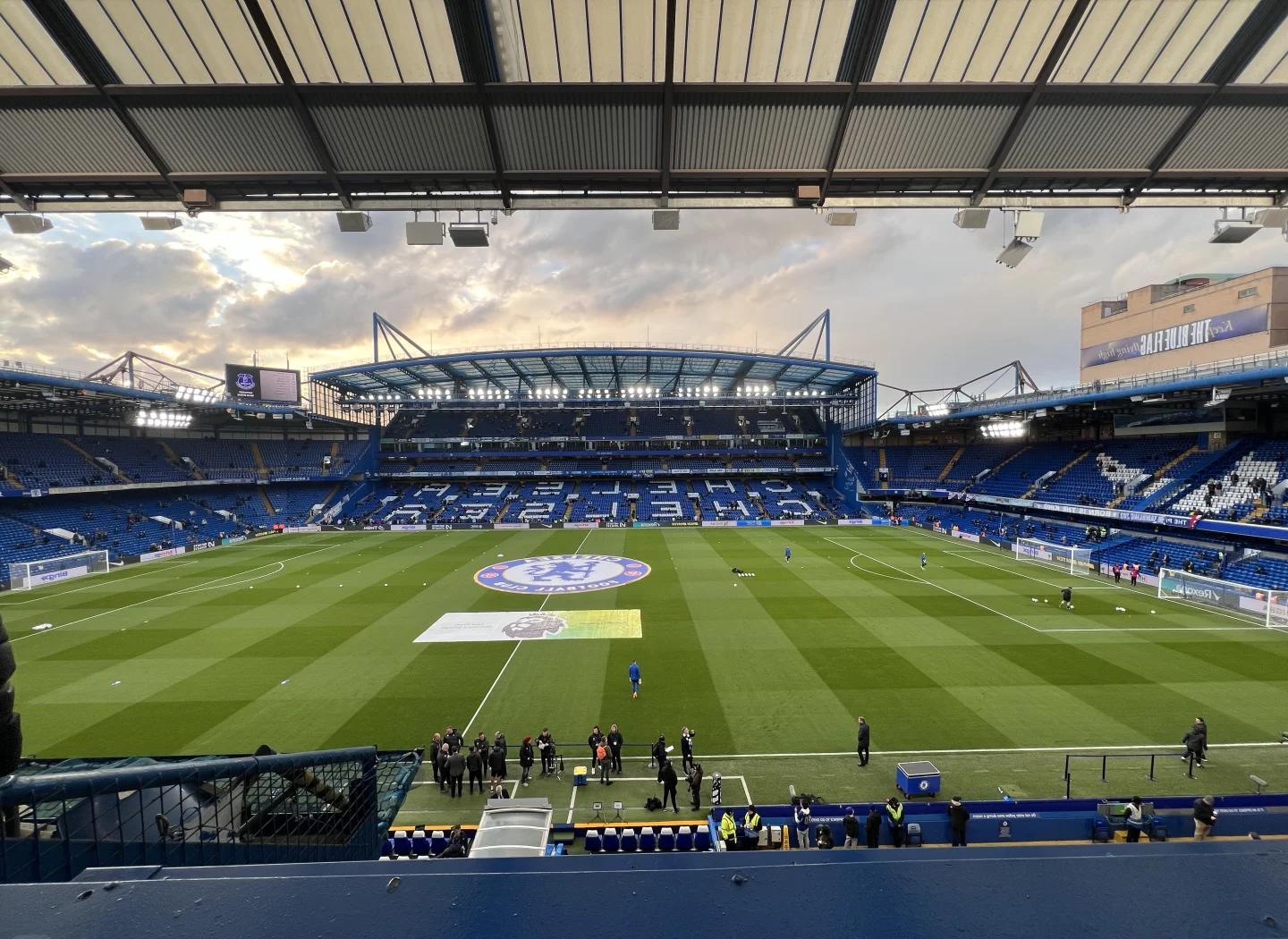 足球比赛球场配备新的灯光系统，提升观赛体验