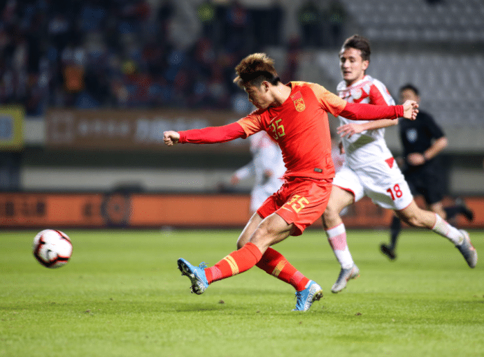 足球比赛：中超球队角逐惊人表现