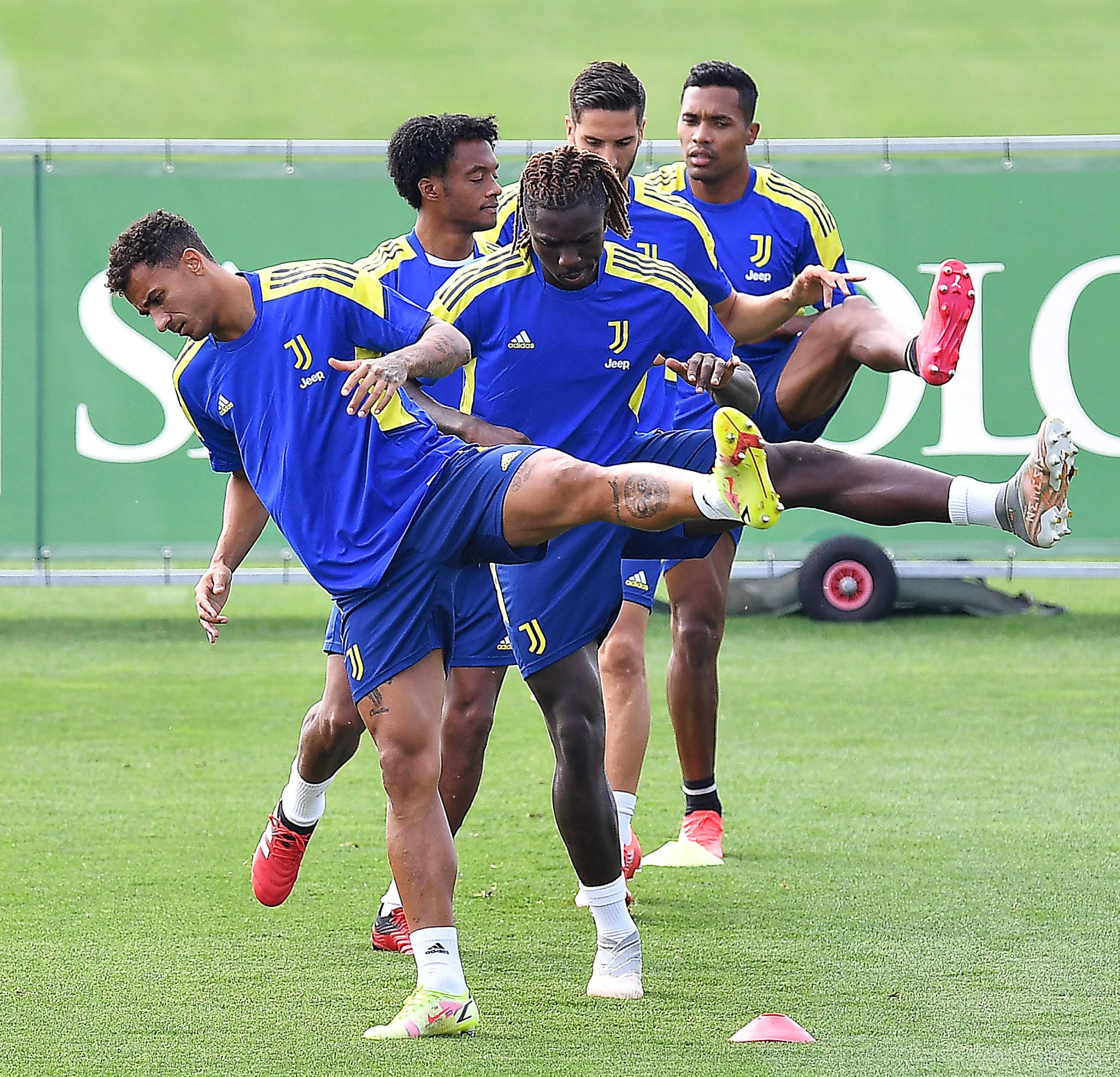 开云体育官方入口-武汉足球队与广州恒大上演欧冠淘汰赛，劲旗厉害