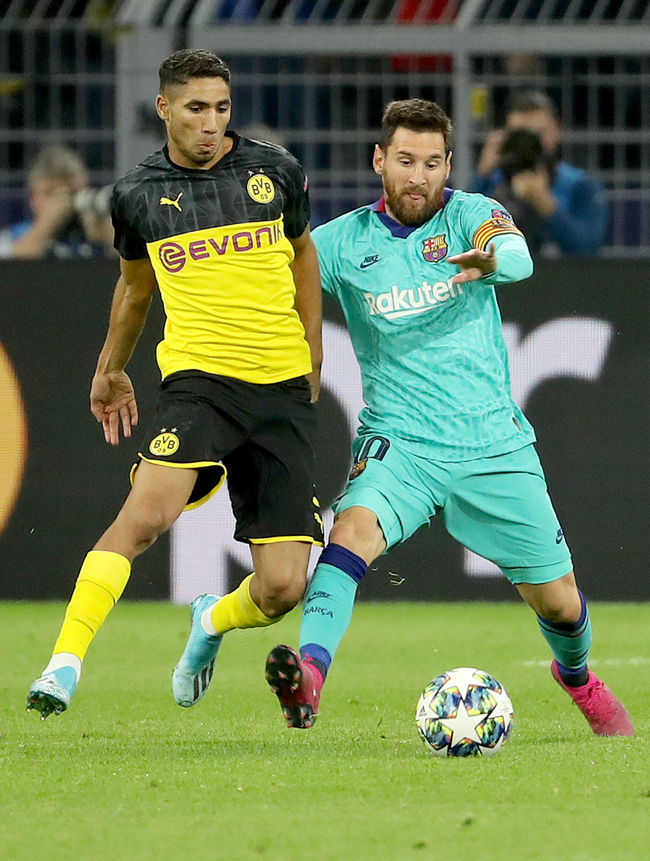 武汉足球队与广州恒大上演欧冠淘汰赛，劲旗厉害