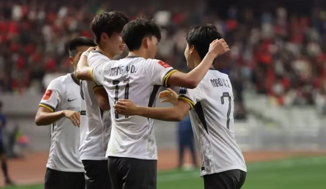 开云体育亚洲官网-东亚球队在赛场上彰显团队合作与风采的简单介绍