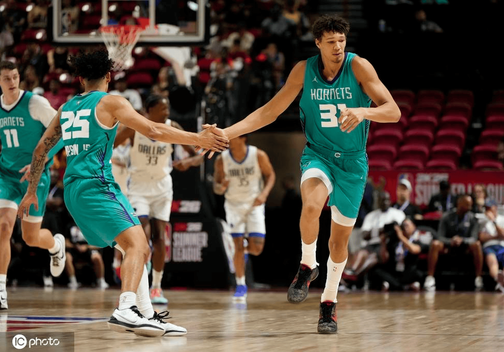 开云体育官网入口-雄鹿客场大胜黄蜂，显示超强实力