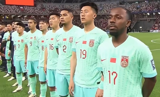 包含国内职业足球比拼激烈，球员们奋力拼搏的词条