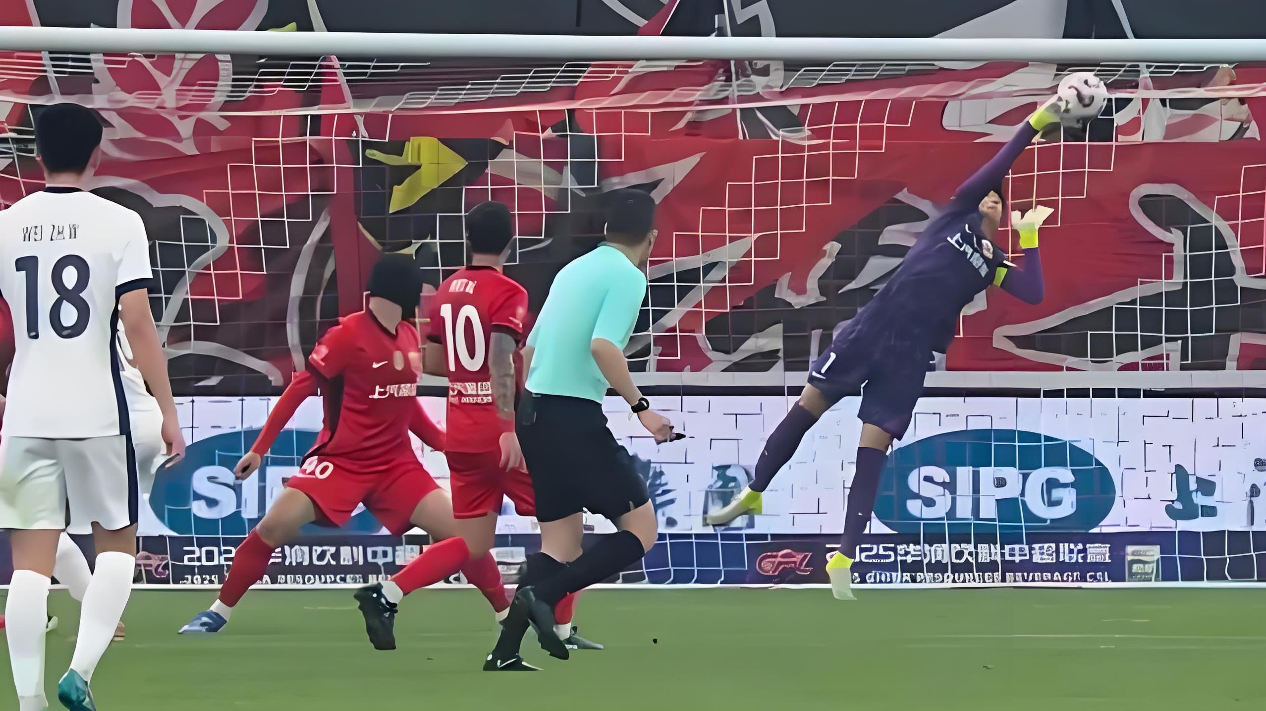 关于上海比赛结束，球员纷纷掌声送给支持者的信息